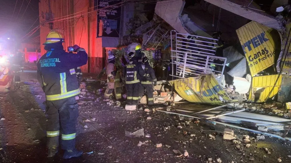 Explosión de gas deja nueve heridos y derriba edificio en Puebla
