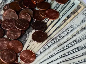 Dólar se vende a 20.90 pesos en bancos el último viernes del año
