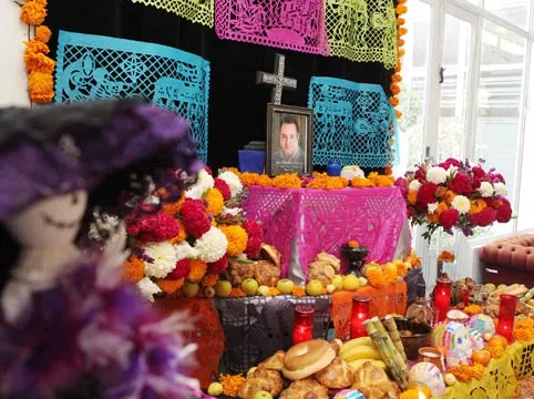 Ofrenda en homenaje al periodista Julio Martínez