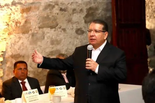 Acepta Doger Guerrero debatir; se reúne con empresarios de la construcción