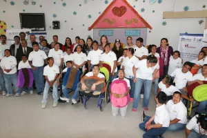 Entrega Voluntariado ASE donativo a Casa de Ángeles