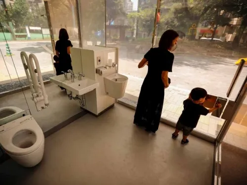 Colocan baños transparentes de Tokio para ‘mejorar’ paisaje