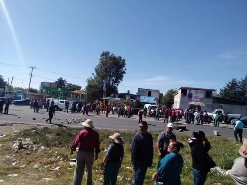 Video: Habitantes de Tlahuapan mantienen cerrada la carretera federal México-Puebla