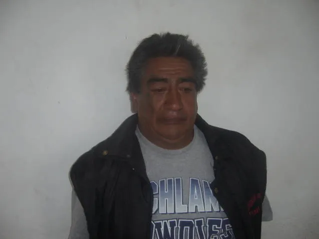 Policías aseguran a narcomenudista y a personas armadas