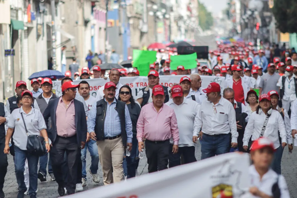 Gobierno de Puebla instala mesas de diálogo con trabajadores del sector salud tras protestas