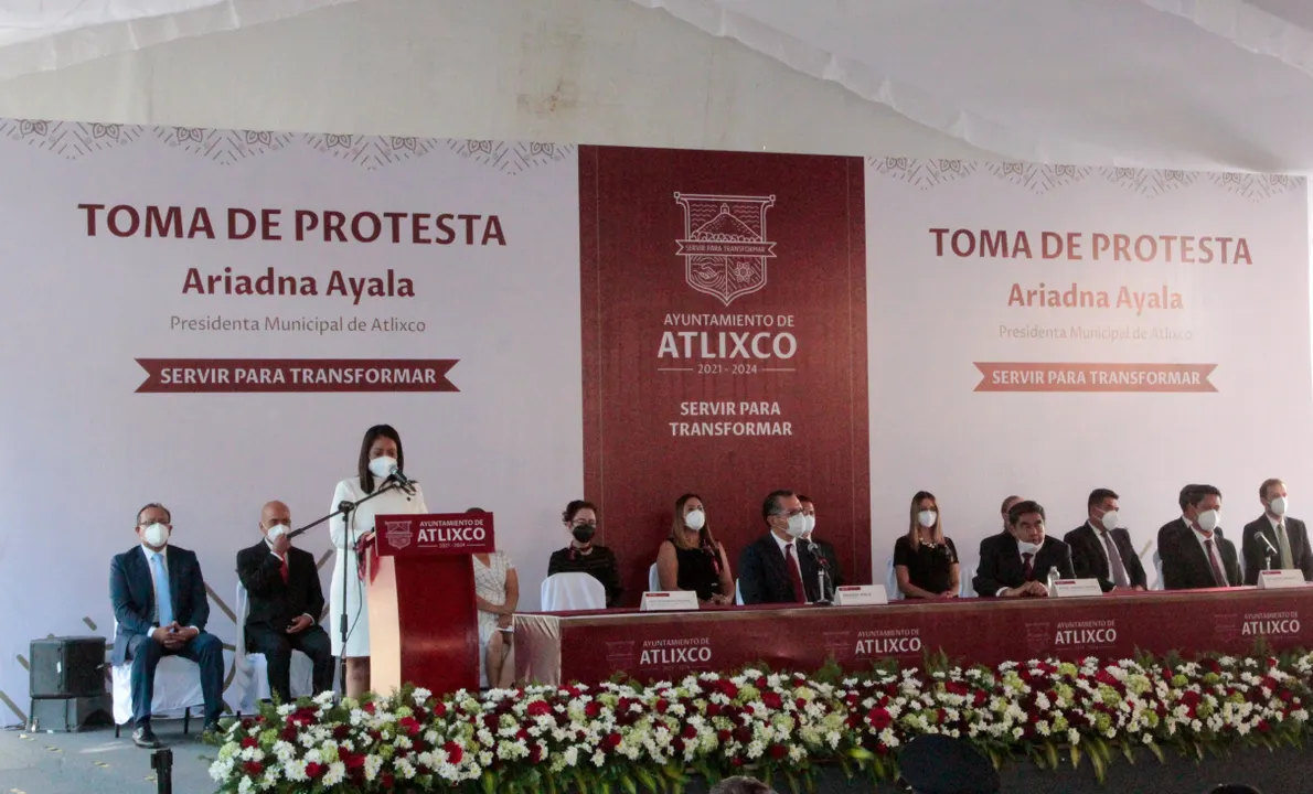 El gobernador Miguel Barbosa toma protesta a Ariadna Ayala como alcaldesa de Atlixco