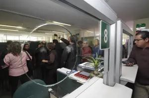 Empleados IMSS realizan paro de brazos caídos