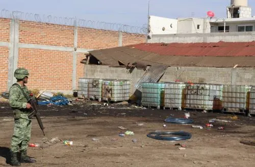 Localizan 12 vehículos y 74 contenedores de 1,000 litros de hidrocarburo