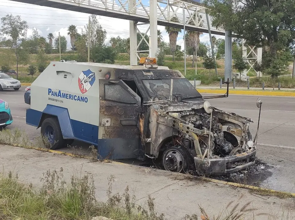 Se incendia camioneta de valores en la Vía Atlixcáyotl de Puebla