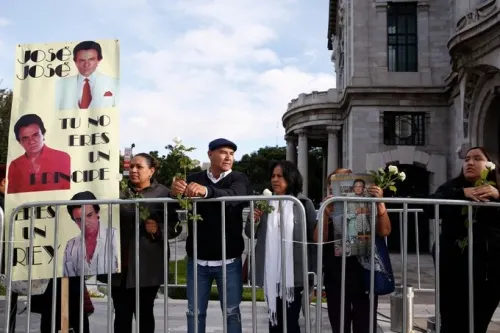 Mexicanos despiden a José José ahora en la Basílica de Guadalupe