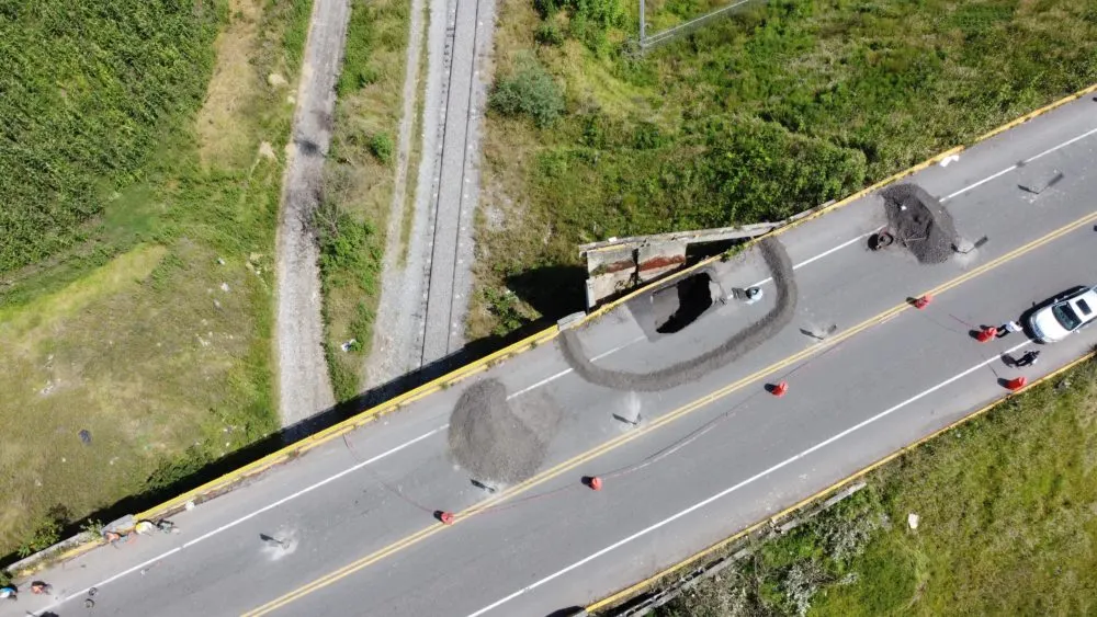 Socavón obliga al cierre del paso superior vehicular hacia el Aeropuerto Internacional Hermanos Serdán