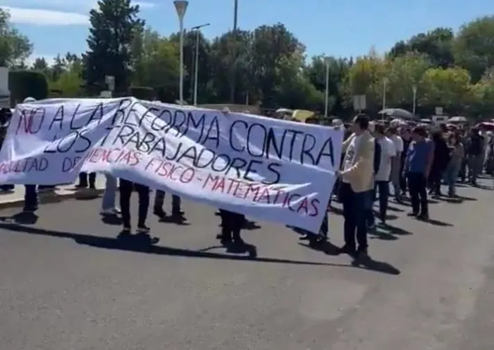 Marchan en la BUAP contra reforma de pensiones; universidad abrirá mesas de diálogo
