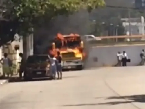 Grupo armado incendia camión en Acapulco