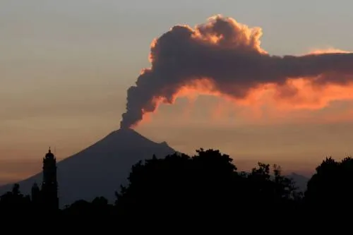 Volcán Popocatépetl mantiene emisión continua de ceniza, agua y gases