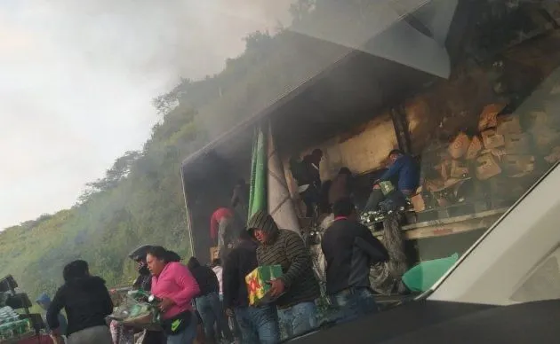 Saquean tráiler accidentado en la Puebla-Veracruz