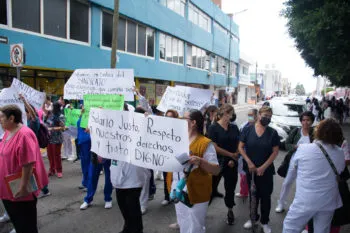 Se manifiestan enfermeras del Issstep en bulevar 5 de Mayo; exigen mejores salarios
