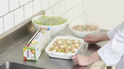 Encuentran compuestos tóxicos en películas plásticas para envolver alimentos