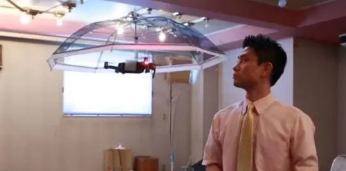 Presentan un paraguas manos libres que funciona con un dron
