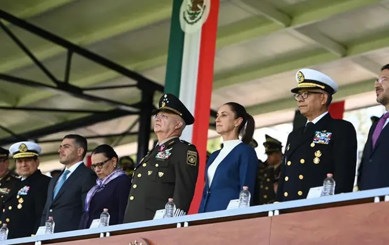 Claudia Sheinbaum Pardo recibe salutación de las Fuerzas Armadas Mexicanas como primera presidenta de México y comandanta suprema