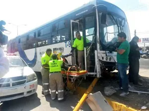 Once heridos deja choque entre RUTA y camioneta
