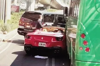 ¿Qué le pegaste a un que? Auto de lujo choca contra unidad de transporte pública al sur de la CDMX