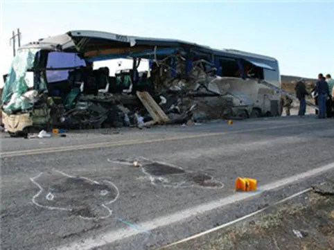 Choca tráiler con autobús, hay 30 muertos y 20 heridos