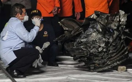 Localizan restos humanos y la caja negra del avión que se precipitó en el mar en Indonesia