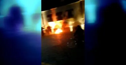 Vecinos de Huejotzingo queman llantas y derriban puerta de presidencia; exigen renuncia de alcaldesa