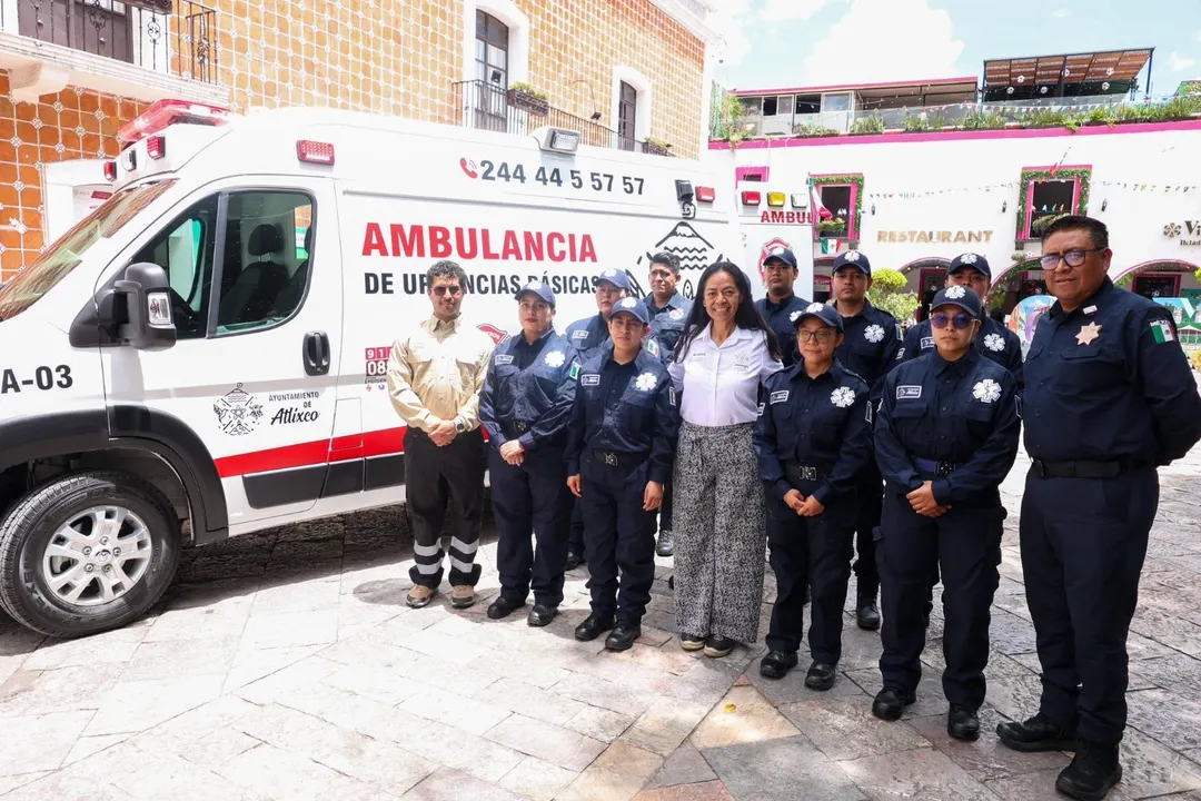 Ariadna Ayala, entrega ambulancia