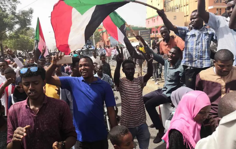 Manifestantes sudaneses protestan este jueves en las inmediaciones del cuartel general del Ejército.