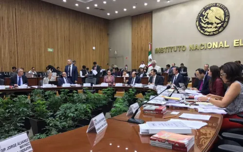 INE deja en suspenso la sesión sobre el rebase de topes de gasto de campaña en Coahuila