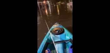 Tapatío sale a pasear en su kayak tras inundación en Guadalajara