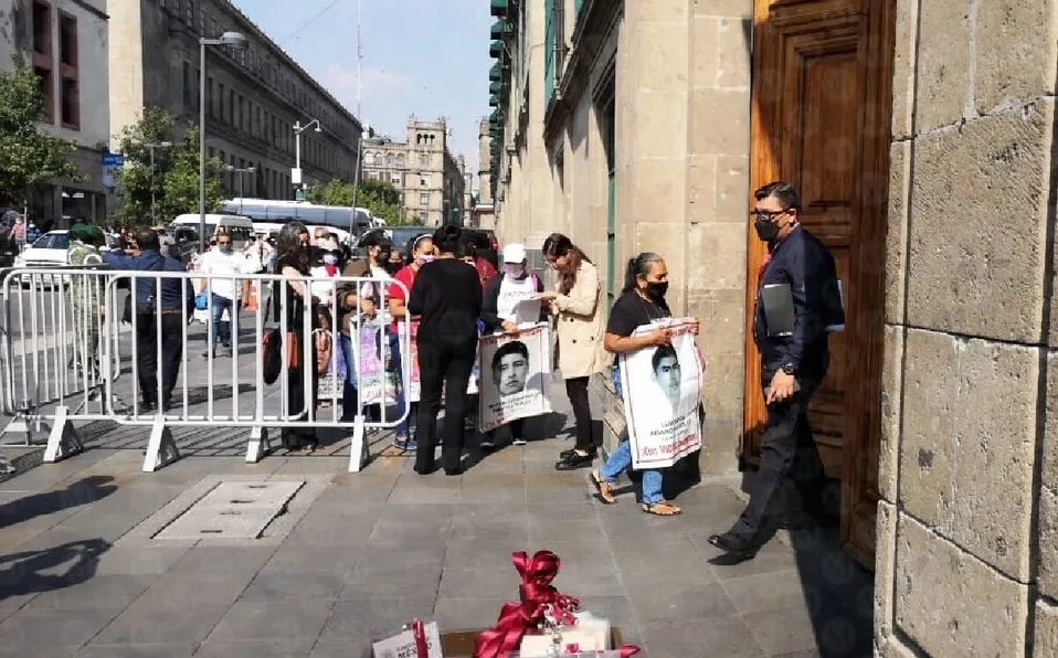 AMLO recibe a padres de los 43 normalistas desaparecidos de Ayotzinapa