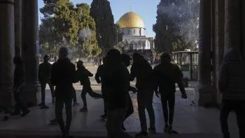 Policía israelí y palestinos se enfrentan en Jerusalén