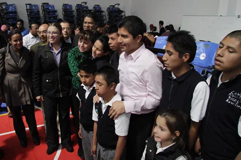 Ayuntamiento entrega mobiliario a 70 escuelas