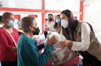 Entrega SEDIF paquetes alimentarios en San Felipe Hueyotlipan