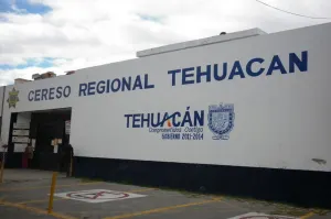 Detienen actividades custodios del penal de Tehuacán por falta de pago