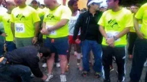 Alcalde de Chiapas obliga a empleado a amarrarle las agujetas