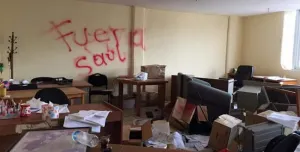 Maestros causan destrozos en Guerrero; bloquean plazas en Oaxaca