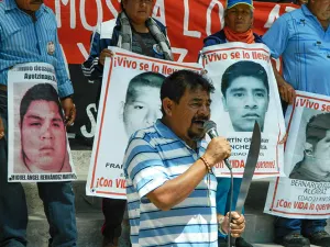 Padres de los 43 normalistas anuncian huelga de hambre