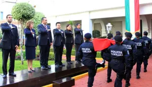 Para refrendar valores cívicos, Auditoría Puebla realiza Honores a la Bandera