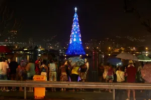 El árbol de Navidad flotante más alto del mundo