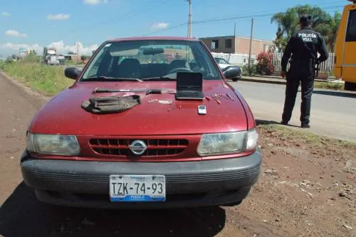 Asegura policía de San Pedro Cholula a dos sujetos por robo de vehículo