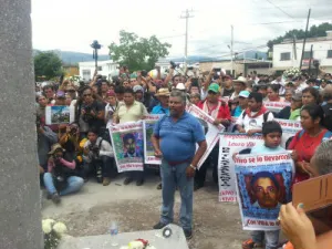 Encabezan padres de normalistas marcha en Iguala