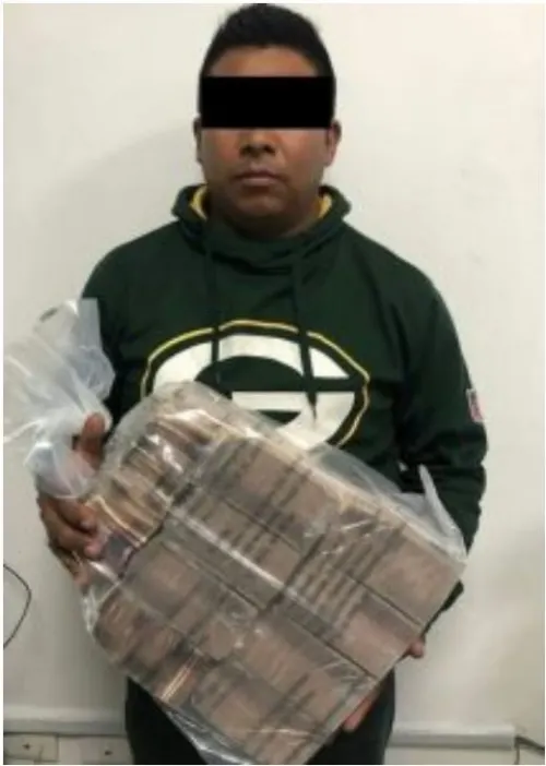 Detienen en Aeropuerto de Huejotzingo a hombre en posesión de más de 4 mdp