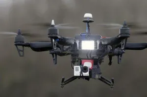 Varios drones siguen sobrevolando París; abren investigación