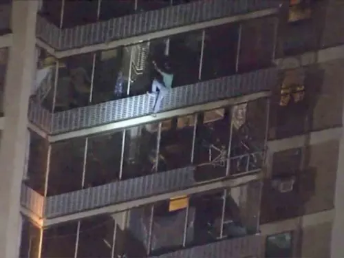 Como Spider-Man, así escapó este hombre de terrible incendio