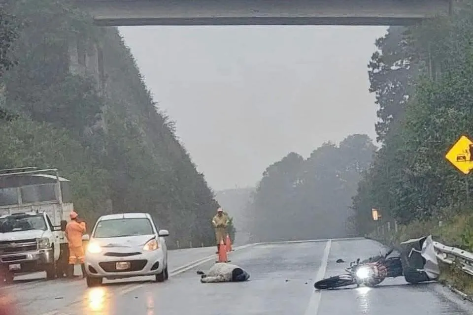 Motociclista muere tras derrapar e impactarse con auto en la Teziutlán-Virreyes