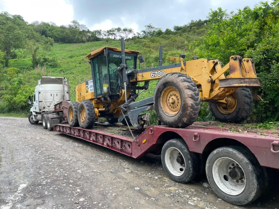 Maquinaria para rehabilitación de caminos rurales en Metlaltoyuca