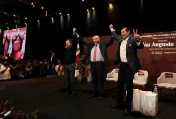 ¡Siempre sí hubo réferi! Adán Augusto levantó los brazos de Alejandro Armenta y Nacho Mier en Puebla